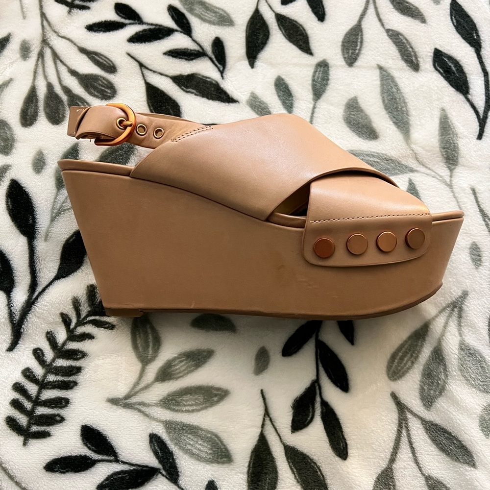 Women’s Marc Fisher Beige Wedges Size 8.5 NEW